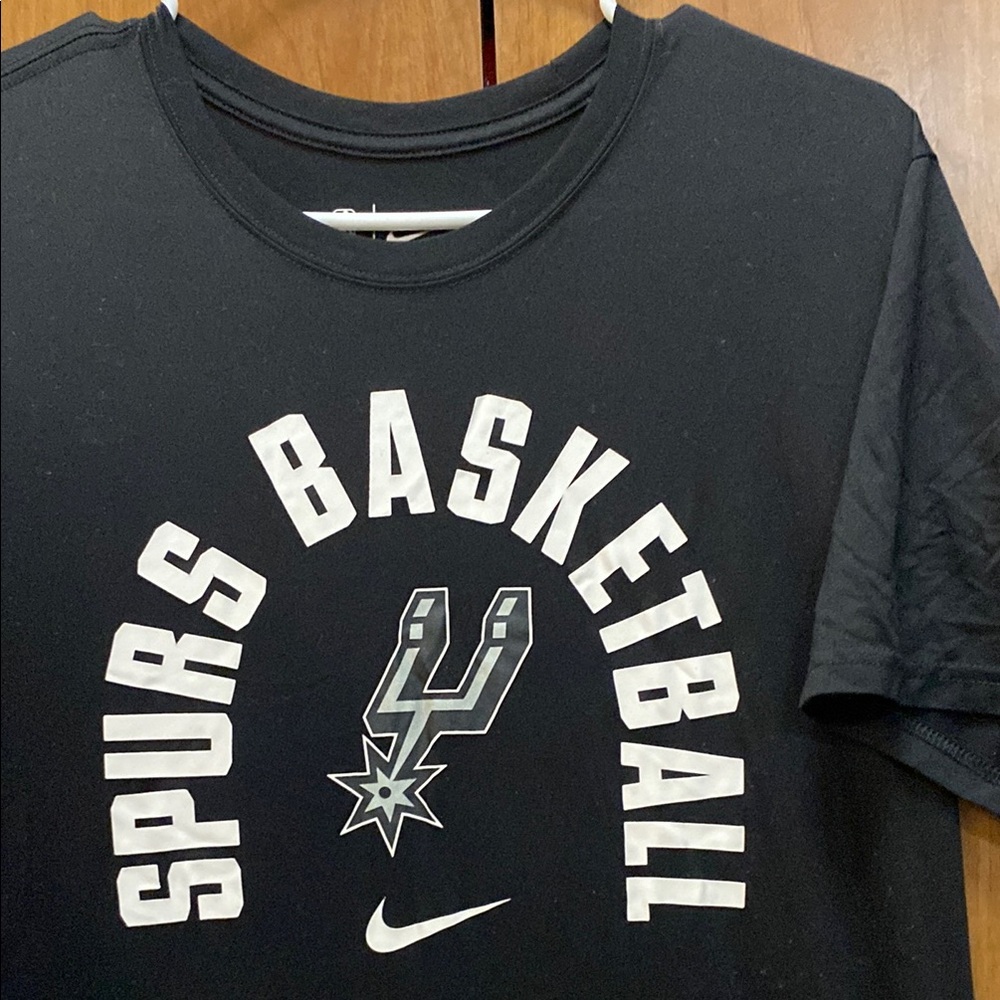 Nike/NBA (San Antonio Spurs)- *NEW* Black “Spurs Basketball” Tee